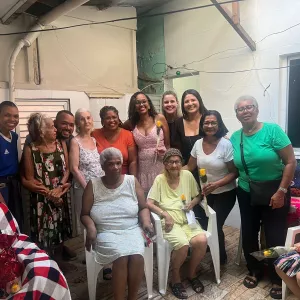 Secretaria de Comunicação realiza entrega de presentes para idoso do Lar Elizabeth, em Salvador