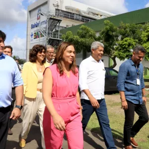 Governador realiza visita técnica à sede da Bahiafarma; estado vai avançar na produção de testes rápidos