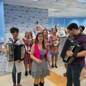Médicos sanfoneiros levam forró para pacientes do Hospital Roberto Santos