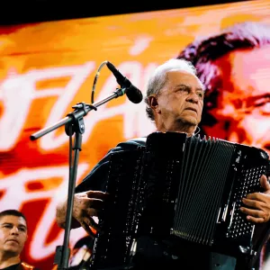 Forró tradicional de Flavio José anima o público na abertura do São João no Pelourinho