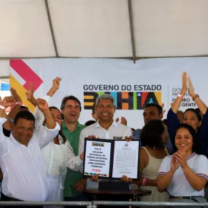 Em Itagi, Jerônimo Rodrigues anuncia a construção de escola de tempo integral e entrega equipamentos de saúde