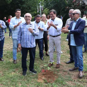 SDE promove plantio de árvore em ação alinhada à agenda internacional da ONU e combate à desertificação A iniciativa reforça o compromisso da pasta com a promoção de metas globais para o desenvolvimento sustentável  No Dia Mundial de Combate à Desertificação e à Seca, celebrado nesta terça-feira (17), a Secretaria de Desenvolvimento Econômico (SDE) reforça seu compromisso com o desenvolvimento sustentável por meio de ações alinhadas à agenda internacional da Organização das Nações Unidas (ONU). A secretaria