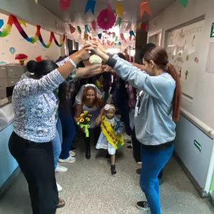 Hospital Estadual da Criança celebra o São João com cortejo e ensaio fotográfico de prematuros