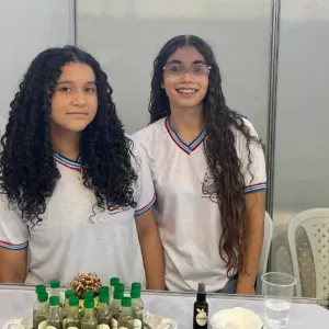 Jovens cientistas desenvolvem spray natural contra inflamações