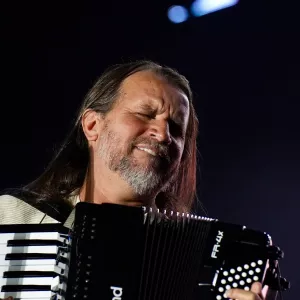 Forró romântico de Dorgival Dantas abre última noite do São João no Parque de Exposições de Salvador