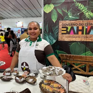 Minifábrica de chocolate da rede estadual de ensino é atração no Chocolat Festival Bahia, em Ilhéus
