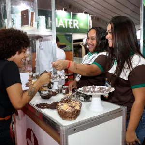 Estudantes das fábricas-escola de chocolate apresentam produtos durante 44ª edição do Chocolat Festival Bahia, em Ilhéus