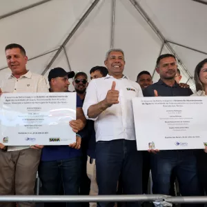 Entregas e autorizações do governo estadual reforçam abastecimento de água, mobilidade e saúde em Riachão das Neves