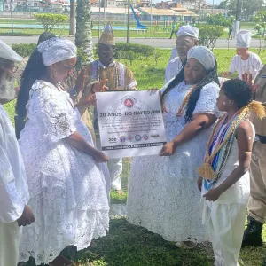 Plantação de árvore baobá marca comemoração de 20 anos do Nafro da PMBA