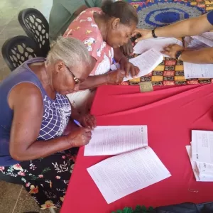 Famílias de comunidade quilombola do Lapão assinam contrato para a construção de habitações rurais
