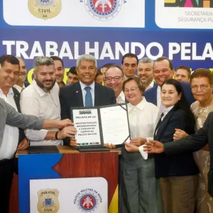 Foram entregues 118 novos veículos para as Polícias Militar e Civil; projetos de lei que criam unidades e cargos serão encaminhados à Alba