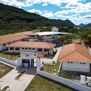 Governo do Estado inaugura escola de tempo integral com arquitetura diferenciada e investe mais de R$ 27 milhões em diversas áreas de Mucugê