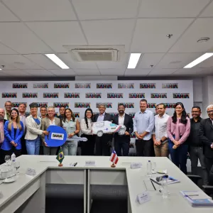 Governador entrega equipamentos para Prefeitura de Candeias e debate obras estruturantes para o município 