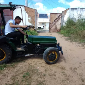 Estudante da EJA de Ribeira do Pombal constrói trator com materiais reaproveitados