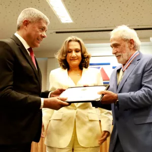 No TCE, Jerônimo Rodrigues prestigia entrega de medalha ao mérito na sessão de aposentadoria do conselheiro Antonio Honorato