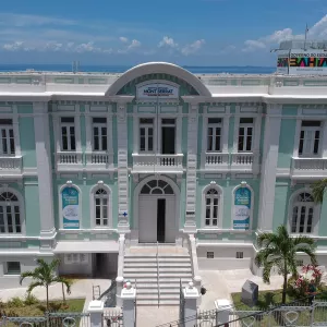 Para os próximos meses, estão previstas as inaugurações de três novas policlínicas (Camaçari, Remanso e Itapetinga) e hospitais regionais em Alagoinhas, Jacobina e Ibotirama. Estão em fase final as obras do Hospital de Cuidados Prolongados, em Lauro de Freitas, além da reforma de duas das maiores unidades da capital: os hospitais Ana Nery e Roberto Santos.  Para apoiar as prefeituras na atenção básica, o Pacto Bahia pela Saúde busca acelerar a implantação de telemedicina, ampliar o cofinanciamento aos munic