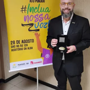 Secretária da Educação recebe Prêmio Reconhecer, dado pelas APAEs