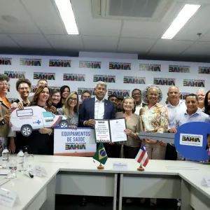 Governador recebe prefeita de São Sebastião do Passé e entrega ambulância, van para TFD e equipamentos hospitalares ao município