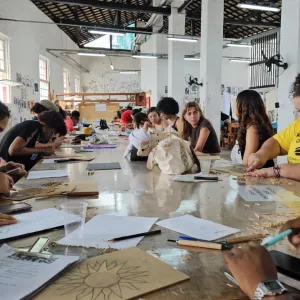 Coletiva Xiló movimenta o MAM-BA com residência artística voltada à xilogravura e às narrativas femininas   Projeto promove arte, diálogo e fortalecimento de mulheres por meio de técnica dominada por artistas masculinos   O Museu de Arte Moderna da Bahia (MAM-BA) recebe a Residência Artística Coletiva Xiló: Mulheres que gravam histórias. O projeto une sete mulheres de diferentes trajetórias e territórios, com a proposta de dar visibilidade à presença feminina na xilogravura - um campo historicamente marcado