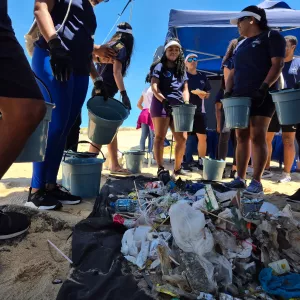 Com apoio da Sema, mutirão de limpeza na Praia da Barra recolhe mais de 2 mil itens em 30 minutos