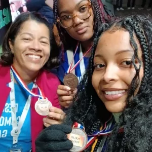 Estudantes baianas conquistam prêmio internacional com filtro ecológico de casca de coco