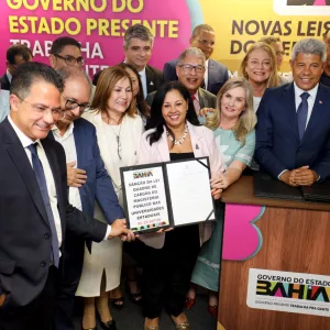 Governo baiano zera fila de promoções nas universidades estaduais e reajusta salários de diretores e professores de escolas