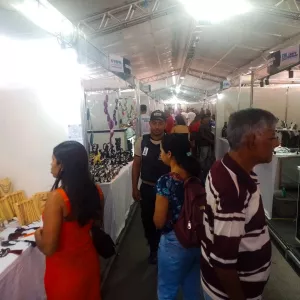 CGB realiza análise e identificação de gemas e joias em feira de pedras preciosas