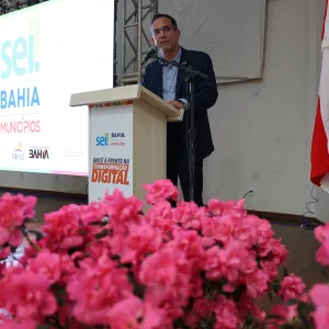 Secretaria da Administração lança SEI Bahia Municípios em Irecê  Iniciativa na área da transformação digital possibilita implantação do Sistema Eletrônico de Informações (SEI) e de serviços municipais na plataforma BA.GOV.BR  A Secretaria da Administração (Saeb) lançou, nesta quarta-feira (17), o projeto SEI Bahia Municípios em Irecê, distante 477 km de Salvador. O secretário da Pasta, Rodrigo Pimentel, junto com o prefeito Murilo Franca, assinaram o termo de cooperação técnica para viabilizar a implantação