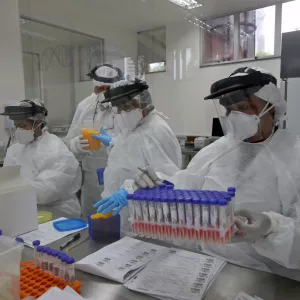 110 anos do Lacen-Bahia: laboratório que atravessou epidemias e modernizou o SUS