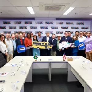 Estado entrega veículos para a saúde e ônibus escolar para o município de Iramaia