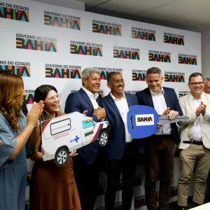 Município de São Miguel das Matas recebe ambulância e van em reunião com governador