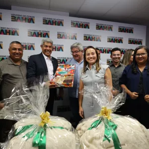 Governador se reúne com prefeita de Ribeira do Amparo e entrega ônibus escolar e veículos para TFD
