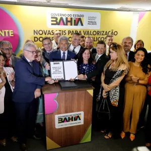 Governador Jerônimo Rodrigues sanciona leis com ganhos salariais para 45 mil servidores públicos da Bahia