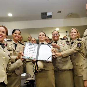  Governador sanciona leis para criação de novos comandos e promove oficiais da Polícia Militar