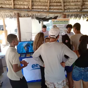 Ação educativa da Embasa no Projeto Tamar segue até amanhã (1º) em Praia do Forte