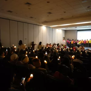 Dezenas de velas eletrônicas de led iluminaram o Auditório Jornalista Jorge Calmon, na Assembleia Legislativa da Bahia (Alba), no entardecer desta quarta-feira (15), Dia Mundial da Perda Gestacional, Neonatal e Infantil. A Celebração das Luzes, como a iniciativa é conhecida, é uma referência ao movimento global que surgiu em função da data, quando famílias enlutadas acendem velas, criando uma onda de luz contínua, ao redor do mundo, para homenagear e lembrar seus bebês que partiram, são amados e nunca serão