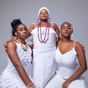 “Elas (En) Cena” reúne três espetáculos e revela a potência do teatro feito por mulheres na Bahia