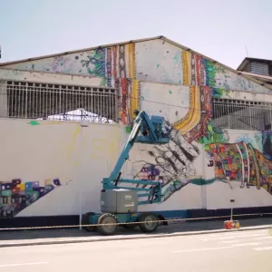 Espetáculo “Um Julgamento”, presença feminina na produção cultural e cinema a céu aberto no Bem Bahia da TVE       O Bem Bahia desta quinta-feira (09), acompanha o espetáculo ‘Um Julgamento’, que marca o retorno de Wagner Moura ao teatro, apresenta o trabalho de grandes produtoras culturais e traz ainda o maior cinema a céu aberto do mundo. O programa vai ao ar nas quintas-feiras, às 19h30, com horário alternativo às sextas-feiras e aos domingos, às 19h. Também é possível acompanhar pelo canal da TVE no You