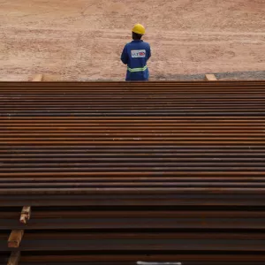 Chegada dos trilhos no Trecho 2 do VLT marca avanço das obras entre Paripe e Águas Claras