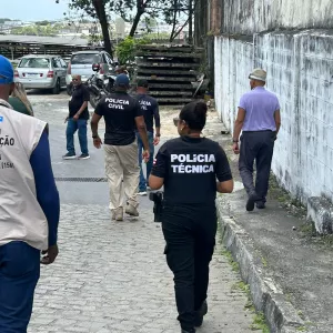 Não existe uma idade máxima rígida para o transplante de coração, pois a decisão depende da condição geral de saúde do paciente, não apenas da idade. Embora alguns limites de idade sejam aplicados para doadores (geralmente inferiores a 55-60 anos, pois a probabilidade de problemas nas coronárias aumenta com a idade), a indicação para o receptor é individualizada, podendo ser realizada em qualquer faixa etária, inclusive idosos. 