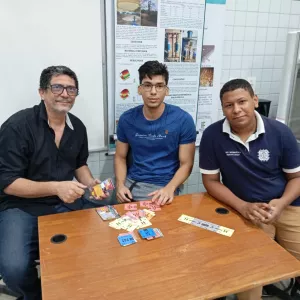 Professor e estudantes desenvolvem jogo que facilita ensino da química