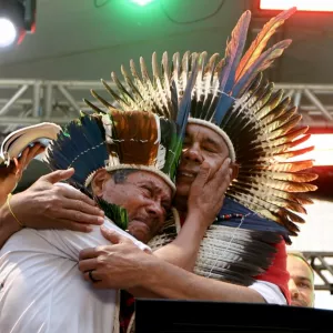 “Quando uso o meu cocar indígena, não o utilizo como enfeite, mas como símbolo da minha origem”, diz Jerônimo Rodrigues ao anunciar R$ 500 milhões em investimentos para os povos originários