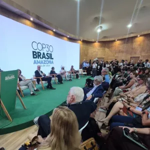 Jerônimo apresenta experiências da Bahia em transição energética e articula parcerias na COP30