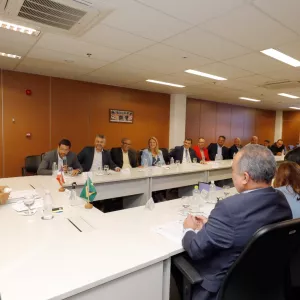 Governador assina ordem de serviço para restauração da BA-052 durante reunião com o prefeito de Irecê