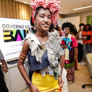 Desfile de estudantes marca início das ações do Novembro Negro na Secretaria da Educação