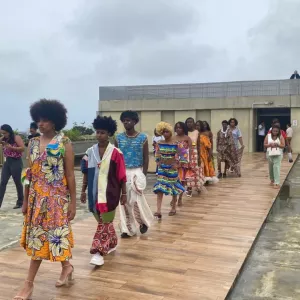 Estudantes da rede estadual de Salvador celebram raízes da cultura afro-brasileira com desfile