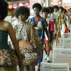 Estudantes da rede estadual celebram a cultura afro-brasileira com desfile de moda em shopping de Salvador
