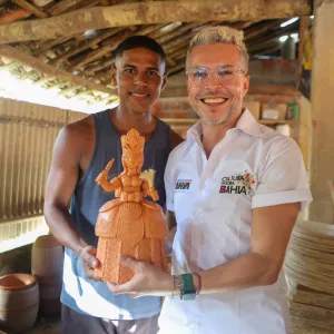 Wesley Souza, artista do Recôncavo, ganha destaque ao ter escultura entregue a Maria Bethânia pelo Governo da Bahia