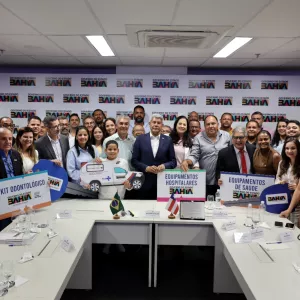 Em reunião com a prefeita, governador discute ações para Conceição do Almeida e entrega equipamentos e veículos para a saúde local