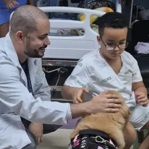 Cadelinha terapeuta Lola encanta crianças e adultos durante visita ao Hospital Roberto Santos